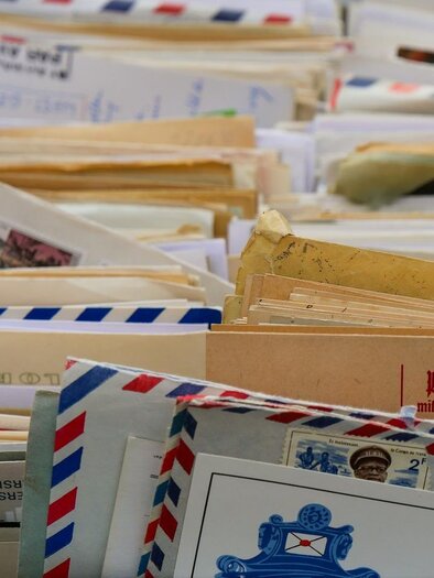 Ein Stapel alter Briefe und Postkarten. Viele haben darin unterschiedliche Briefmarken und A5-Formate. | © Symbolfoto Pixabay