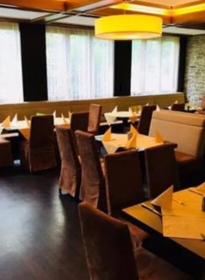 A stylish restaurant with elegant tables and chairs. The walls are decorated with large windows and a modern design. | © Gabriel