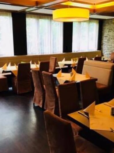 Ein stilvolles Restaurant mit eleganten Tischen und Stühlen. Die Wände sind mit großen Fenstern und einem modernen Design dekoriert. | © Gabriel