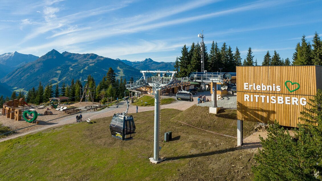Ein schöner Blick auf das Erlebnis Rittisberg mit Seilbahn und Erholungsbereiche in den Bergen. Im Hintergrund sind die majestätischen Gipfel zu sehen. | © Hans-Peter Steiner