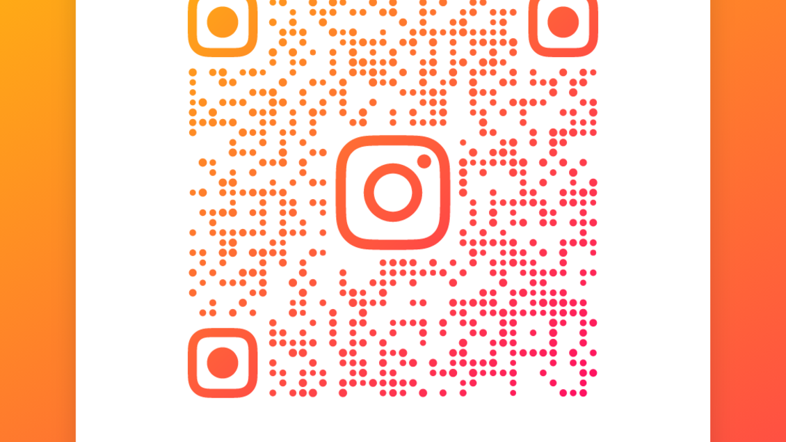 Ein QR-Code mit dem Instagram-Nutzernamen @freibad.oeblarn. Der Hintergrund ist in einem Farbverlauf von Gelb zu Orange. | © Tim Fuchsberger