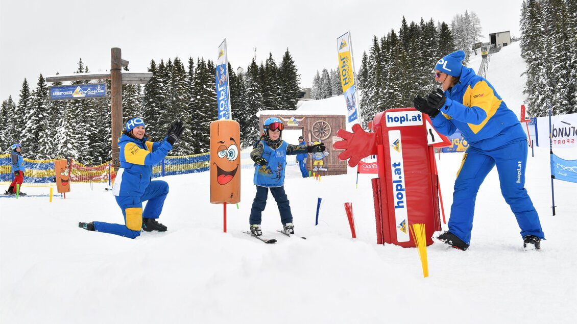 Zwei Skilehrer und ein Kind im Skikurs | © Sybille Sieder shooting-star