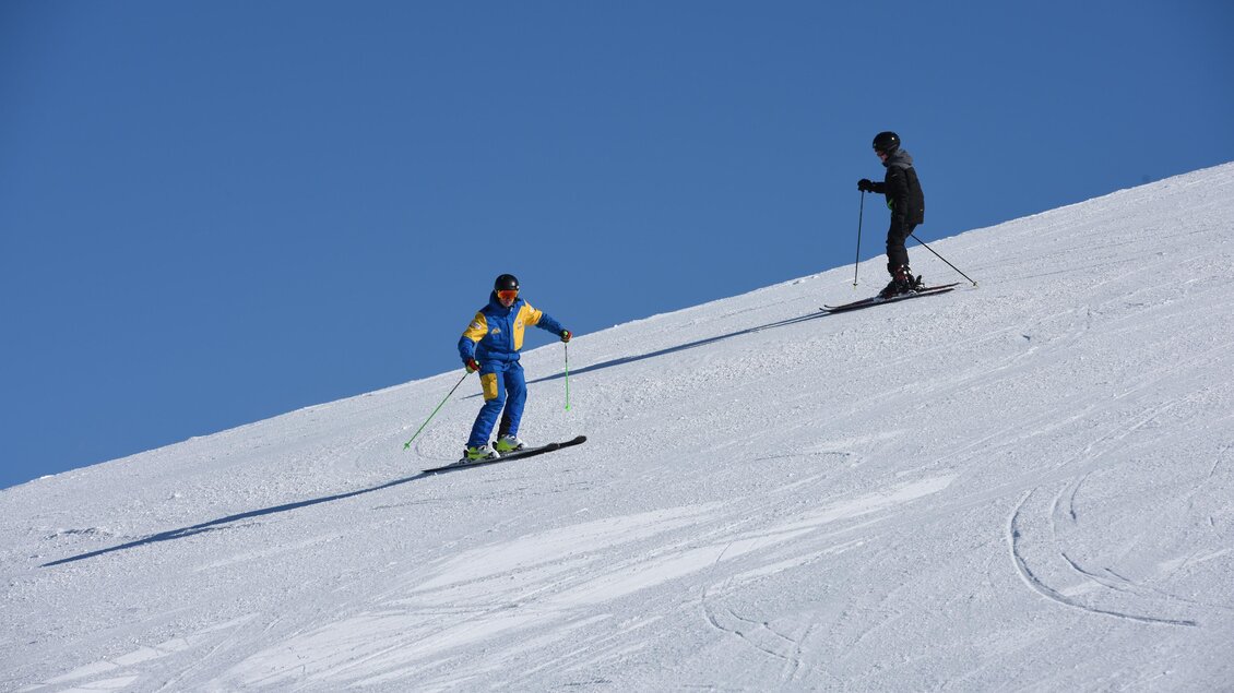 Skilehrer mit Schüler auf Piste | © Sybille Sieder shooting-star