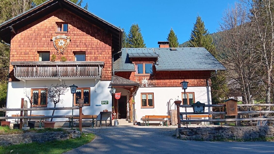 Ein charmantes, traditionelles Gebäude aus Holz in der Natur. Es hat eine einladende Atmosphäre mit einer schönen Ausrichtung auf die Umgebung. | © Spechtenseehütte