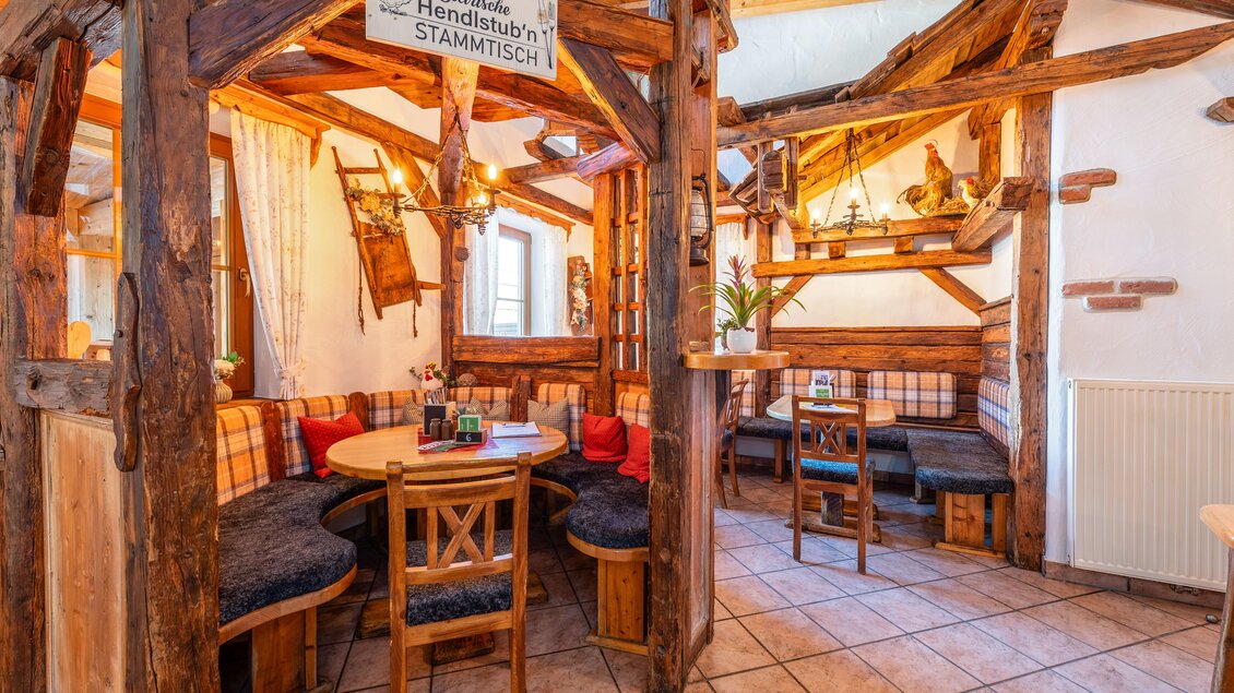 Ein gemütliches Restaurant mit rustikalem Holzinterieur und einladenden Sitzbereichen. Die Atmosphäre strahlt Wärme und Tradition aus. | © Steirische Hendlstub'n