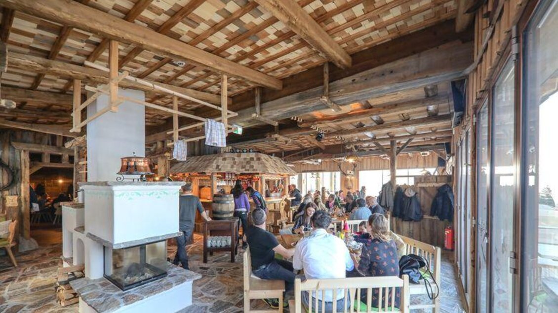 Ein gemütliches Restaurant mit rustikalem Ambiente. Viele Gäste sitzen an Tischen und genießen ihre Mahlzeiten. | © Stonis Rauchkuchl