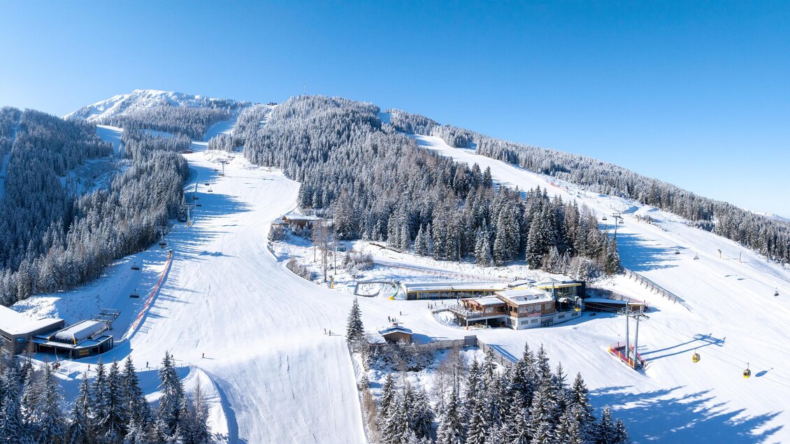 Stoni´s Rauchkuchl mit Winterpanorama und verschneiten Bergen am Hauser Kaibling | © Stoni´s Rauchkuchl