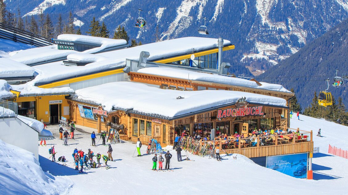 Stoni´s Rauchkuchl mit Winterpanorama und verschneiten Bergen am Hauser Kaibling | © Stoni´s Rauchkuchl