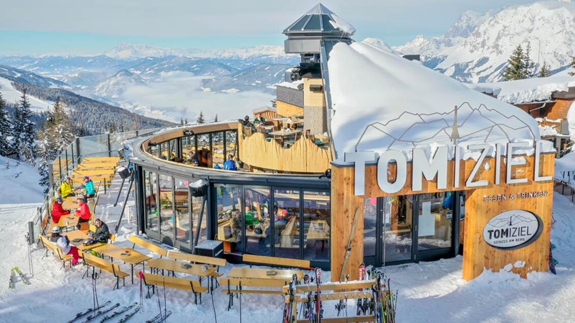Moderne Holzhütte im winterlichen Flair. | © TOMiziel/Berggasthof Scharfetter