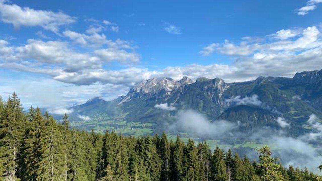 Atemberaubender Bergpanoramablick. | © TOMiziel/Berggasthof Scharfetter