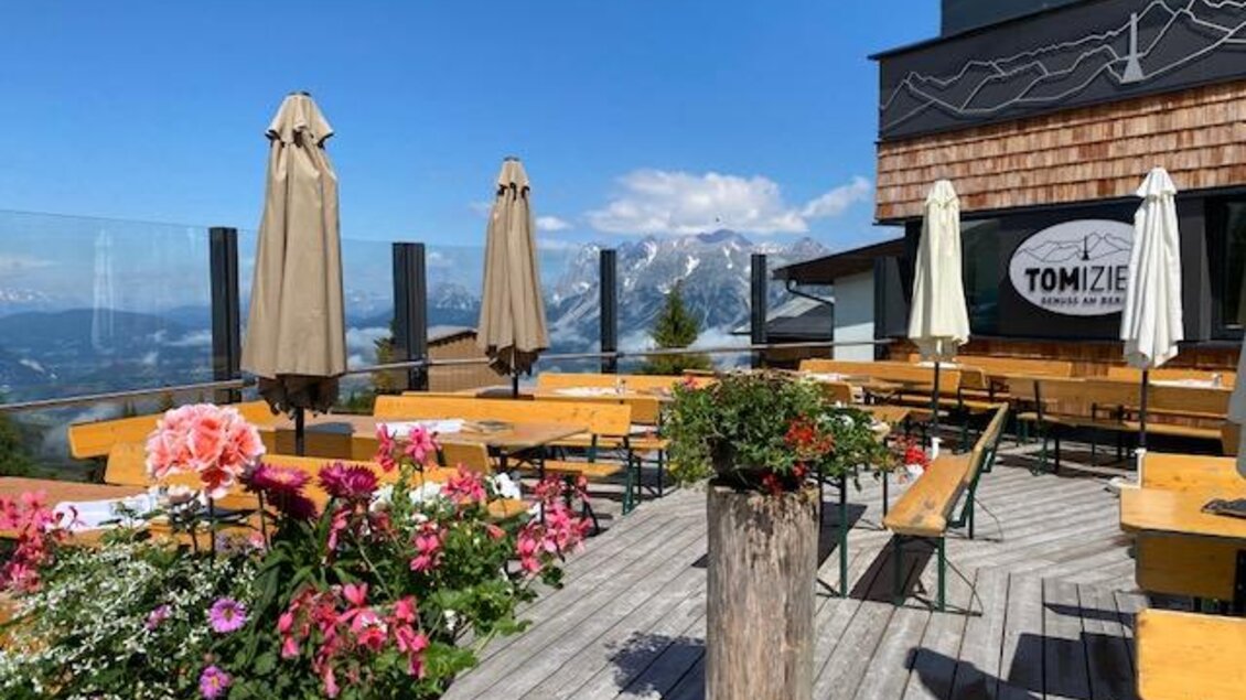 Schöne Terasse mit Holzmöbeln ausgestattet. | © TOMiziel/Berggasthof Scharfetter