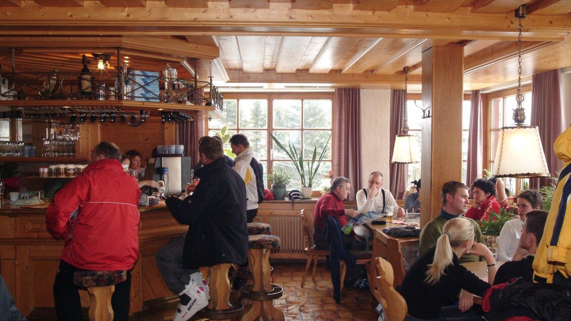 Personen die gerade Ihre Mahlzeit nach einem Schitag genießen. | © TOMiziel/Berggasthof Scharfetter