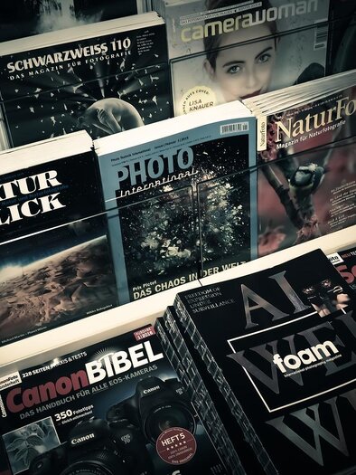 Eine Sammlung von Fotografie-Magazinen in einer Zeitschriftenauslage. Die Titel zeigen Themen wie Natur und Fotografie. | © Symbolfoto_Pixabay