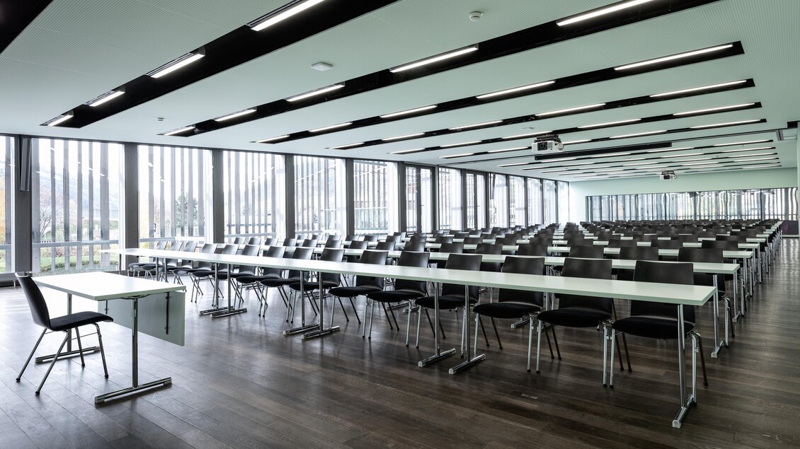 Ein moderner Konferenzraum mit vielen Tischen und Stühlen. Große Fenster sorgen für viel Tageslicht. | © Harald Steiner 