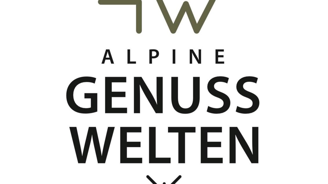 Das Bild zeigt ein Logo mit den Worten "Alpine Genusswelten". Es kombiniert stilisierte Berge und Symbole für Essen mit klaren, modernen Schriftzügen. | © Logo | Alpine Genusswelten