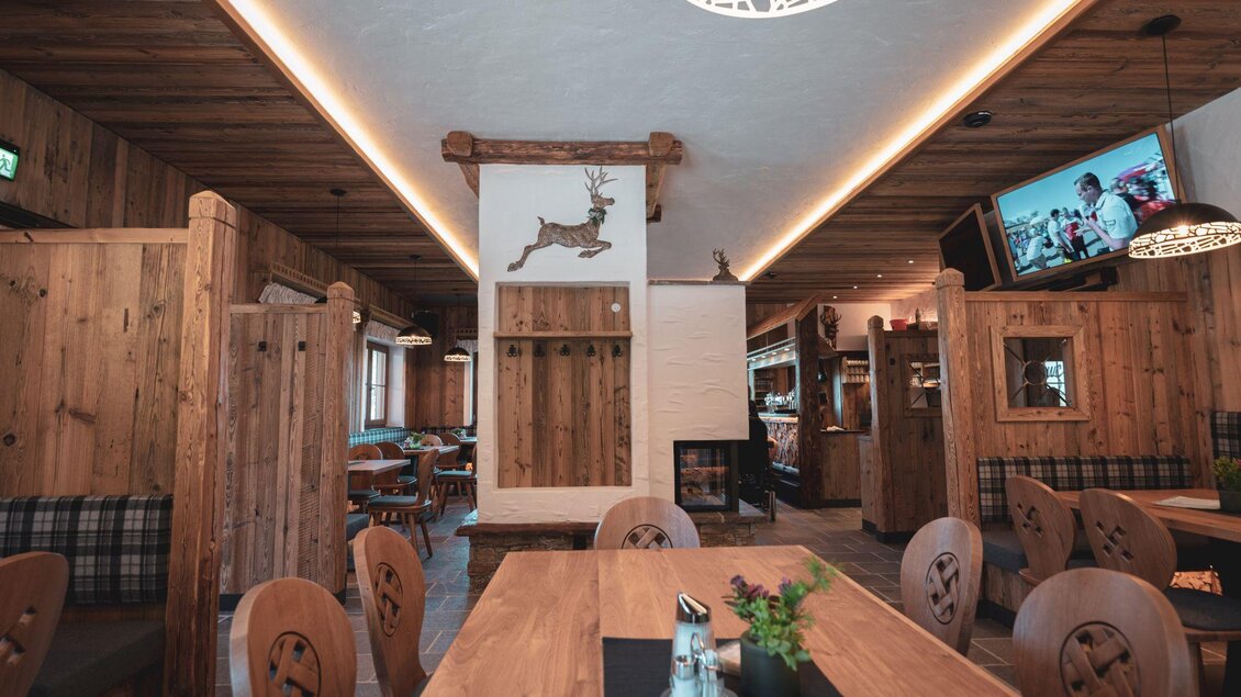 Ein gemütliches Restaurant mit Holzmöbeln und einem rustikalen Design. Die warmen Farben und die angenehme Beleuchtung schaffen eine einladende Atmosphäre. | © d´Genussalm