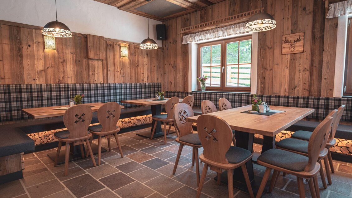 Ein gemütliches Restaurant mit Holzvertäfelung und modernen Möbeln. Die Atmosphäre ist rustikal und einladend. | © d´Genussalm