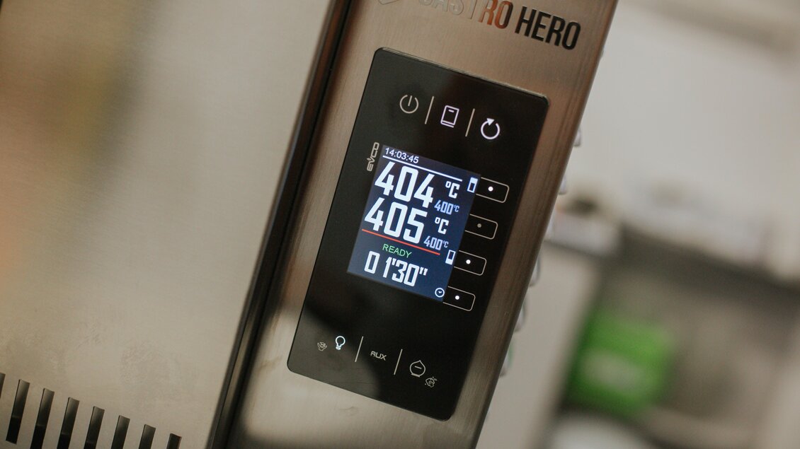 Ein moderner Küchengerät mit digitalen Anzeigen für Temperatur und Zeit. Das Gerät zeigt die Temperaturen 404 °C und 405 °C an. | © Daniela Pattermann