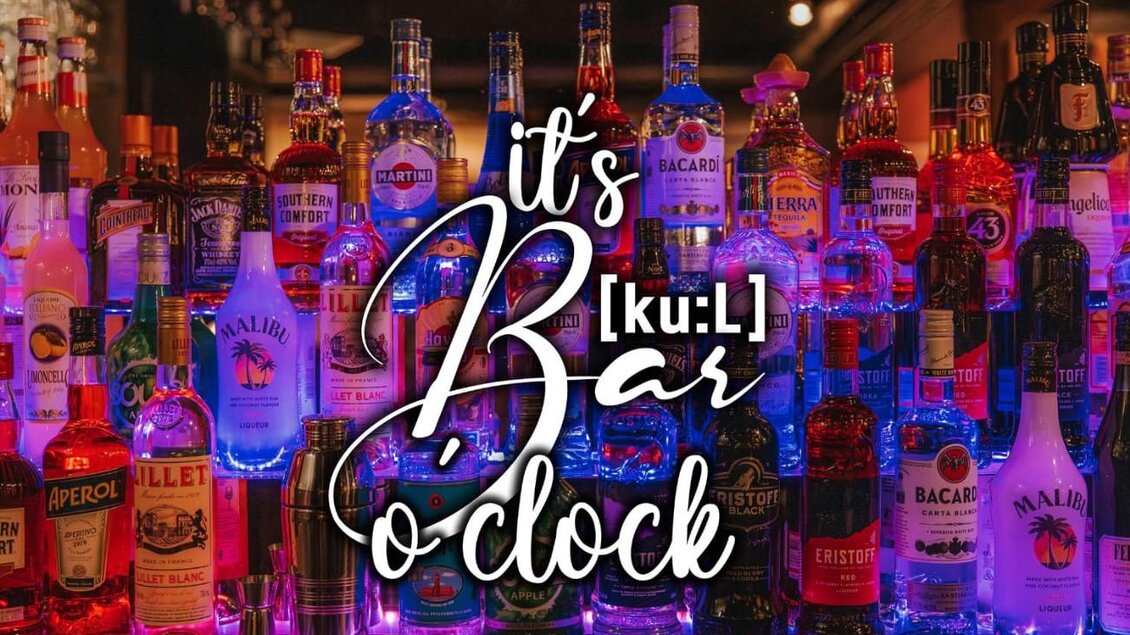 Eine lebendige Bar mit vielen verschiedenen Spirituosenflaschen. Der Schriftzug „It's Bar o'clock“ zieht die Aufmerksamkeit auf sich. | © Daniela Pattermann