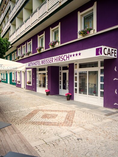 AWH Haupteingang mit Terrasse | © AKTIVHOTEL Weisser Hirsch | Fred Lindmoser | © AKTIVHOTEL Weisser Hirsch