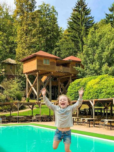 Baumhaus Hotel Anlage mit Salzwasserpool in Bad Gleichenberg im Styrassic Park | © Styrassic Park GmbH | Fotograf | © Styrassic Park GmbH