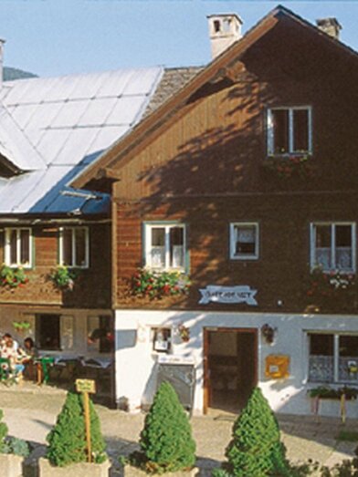 Gasthof Veit, Grundlsee, Ansicht mit Gastgarten | © Steinegger | Steinegger | © Steinegger