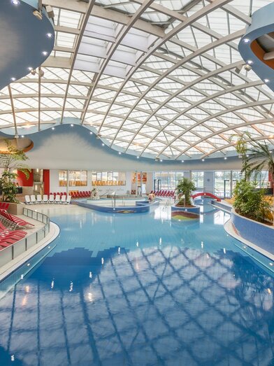 Wellenbecken unter der Sonnenkuppel | © H2O Hoteltherme/Eisenberger | © H2O Hoteltherme/Eisenberger
