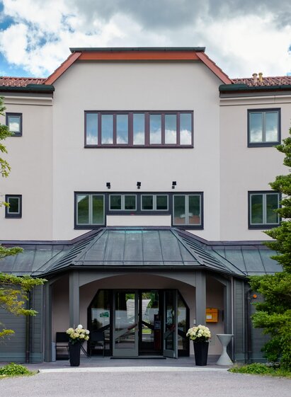 Eingangsbereich v. der Straße | © JUFA Hotel Lipizzanerheimat | JUFA Hotels - Thomas Leibetseder | © JUFA Hotel Lipizzanerheimat