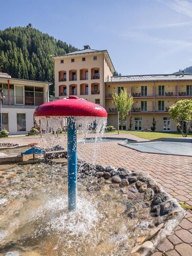 Hotelansicht Sommer Pilzbrunnen | © JUFA Hotel Veitsch | JUFA Hotels | © JUFA Hotel Veitsch