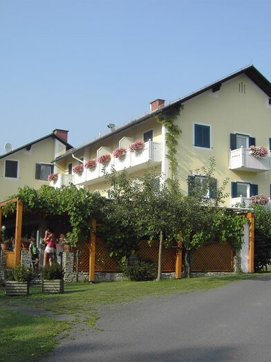 Außenansicht mit Weinlaube | © Gasthof Pension Kulmberghof | © Gasthof Pension Kulmberghof