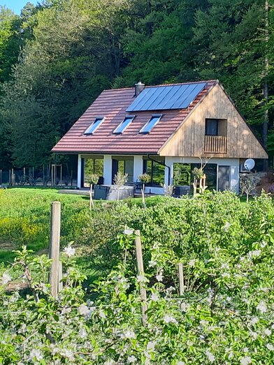 Ansicht Haus mit Obstgarten