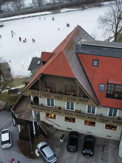 Seegasthof Breineder mit Eisläufer im Hintergrund | © Seegasthof Breineder | © Seegasthof Breineder