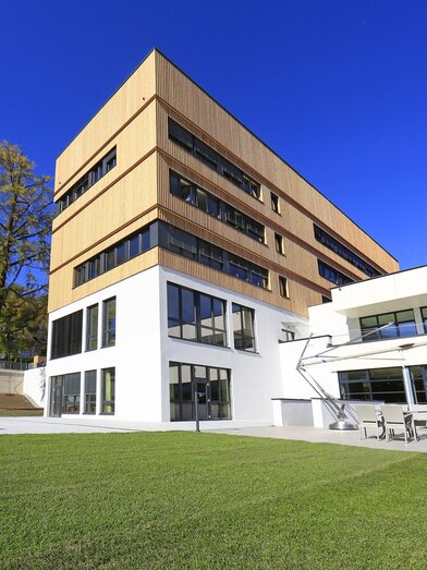 Steiermarkhof courtyard with lawn | Heinz A. Pachernegg | © Foto Pachernegg