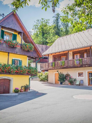 Weingut Albrecher vlg. Sraka Hofansicht | © Weingut Albrecher vlg. Sraka | Fam. Albrecher | Fam. Albrecher | © Weingut Albrecher vlg. Sraka | Fam. Albrecher