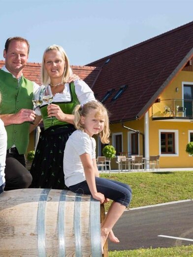 Weingut Uhl Familie | © Weingut-Gästezimmer-Buschenschank Uhl | Fam. Uhl | Fam. Uhl | © Weingut-Gästezimmer-Buschenschank Uhl | Fam. Uhl
