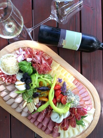 Weingut Pronegg Brettljause | © Weingut Pronegg l Sandra & Karl Pronegg | Sandra & Karl Pronegg | © Weingut Pronegg l Sandra & Karl Pronegg